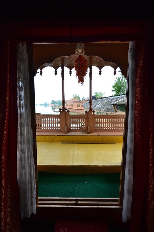 Houseboat Lily Of Nageen Srīnagar Exterior foto